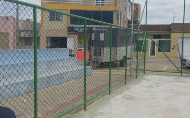 Foto de capa da notícia: SMTEL realiza manutenção na Quadra Poliesportiva do Bairro Veneza e pede colaboração da comunidade