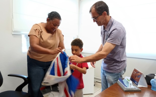 Foto de capa da notícia: Colecionador mirim recebe bandeira em visita a Prefeitura