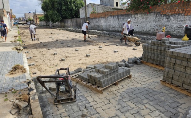 Foto de capa da notícia: Obra de pavimentação e canalização em trecho da Rua Aragão Bozano entra na fase final