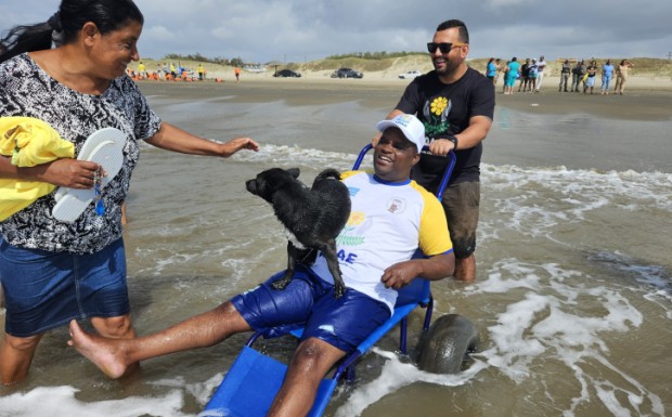 Foto de capa da notícia: Projeto Ondas de Inclusão começa na Praia do Mar Grosso