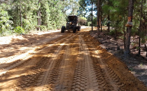 Foto de capa da notícia: SMOU realiza serviço de nivelamento de solo no Inhame
