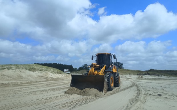 Foto de capa da notícia: Smou realiza serviço de nivelamento de solo nos acessos à Praia do Mar Grosso